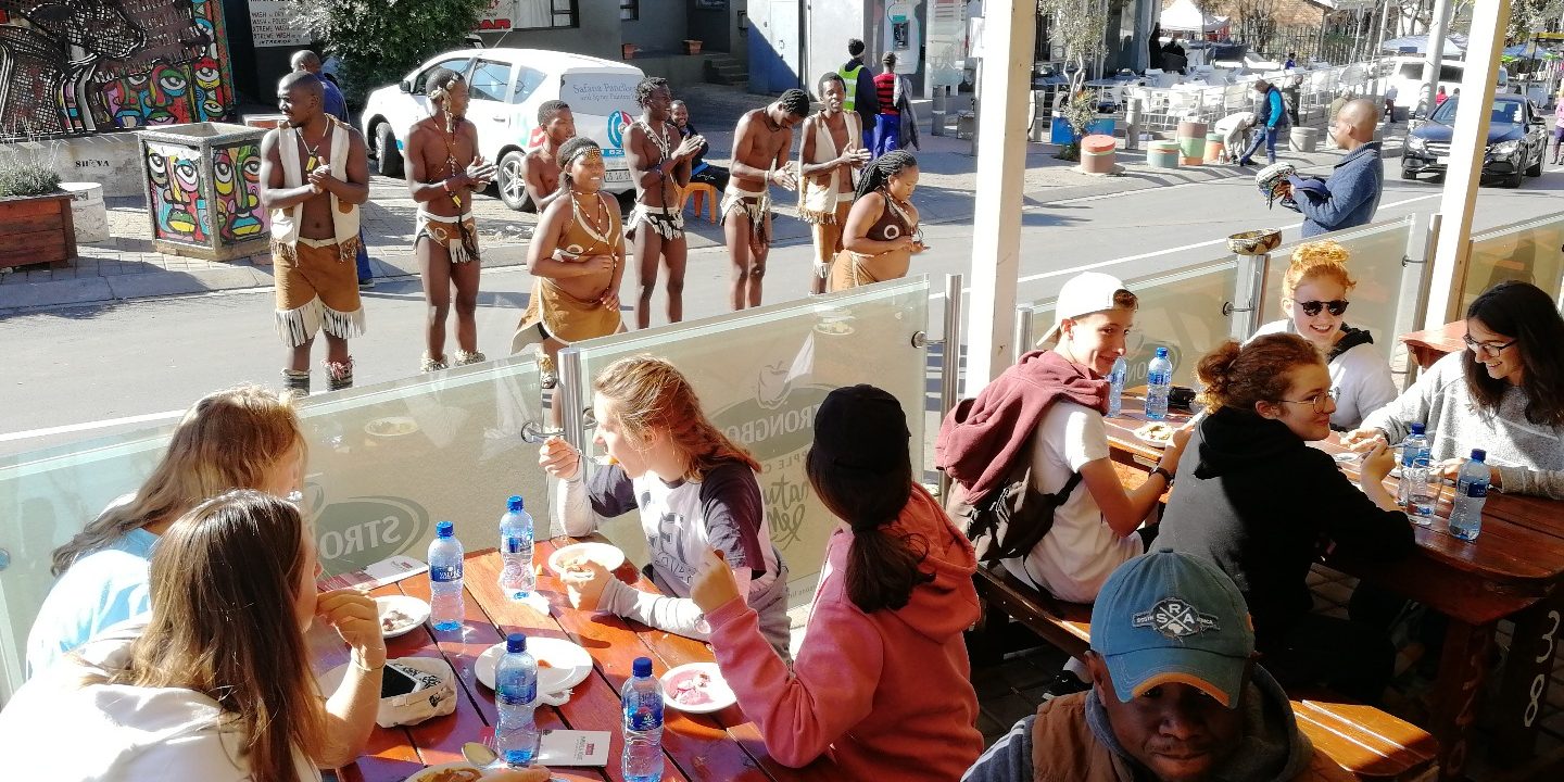 Groupe de jeunes en visite dans Soweto, colonie CEI en Afrique du Sud