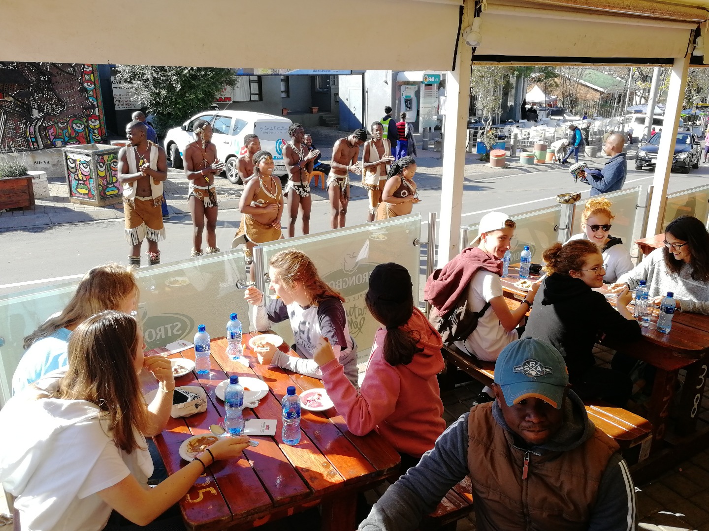 Groupe de jeunes en visite dans Soweto, colonie CEI en Afrique du Sud