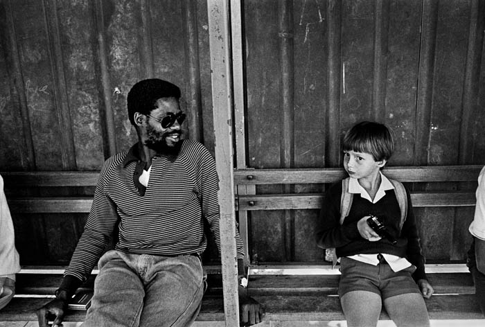 Histoire de l'Afrique du Sud-La ségrégation raciale-tlight12 SOUTH AFRICA/KWAZULU ATAL/PIETERMARITZBURG, waiting for a bus during the times of apartheid, june 1986<br /> © paul weinberg/south