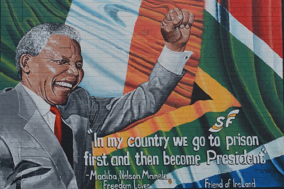 Histoire de l'Afrique du Sud-Nelson Mandela avec le drapeau de la Nation Arc-en-ciel