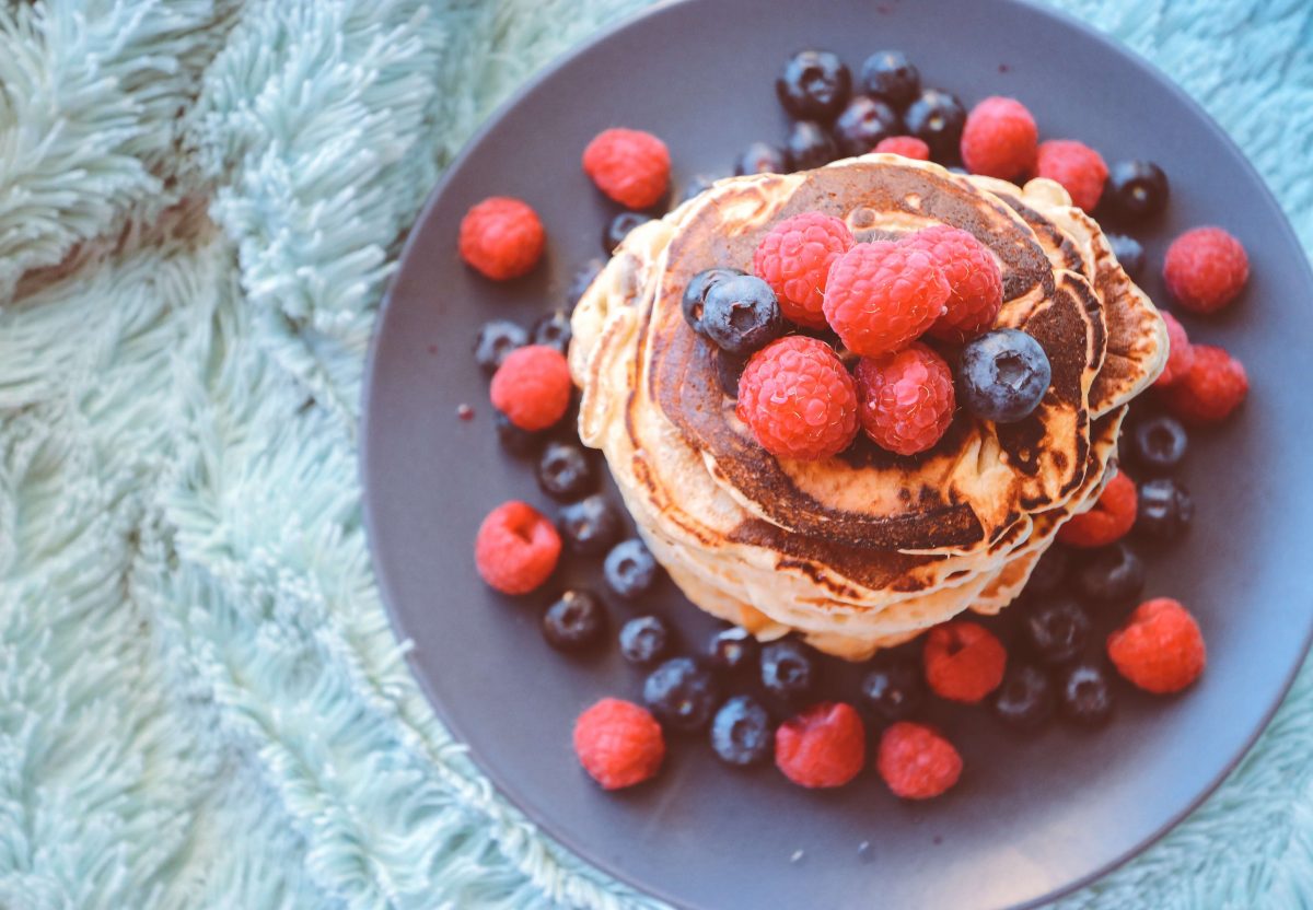 Framboises et myrtilles sur un pancake