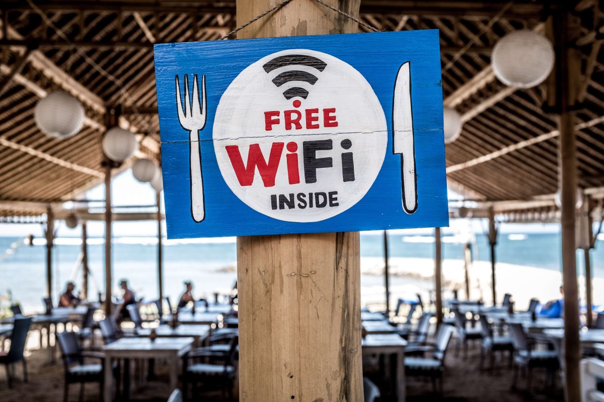 Pancarte indiquant WIFI gratuite dans un restaurant