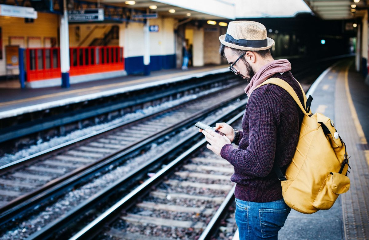 Jeune homme attendant son train