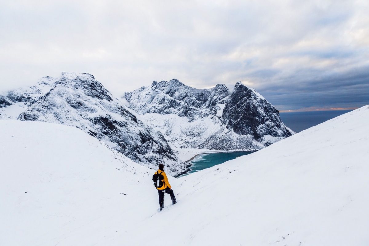 Un alpiniste en montagne