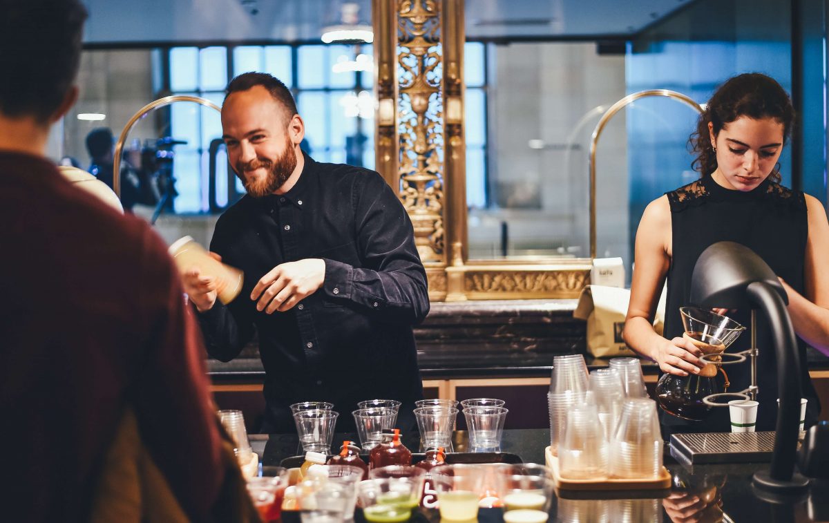 Equipe de deux personnes travaillant dans un bar