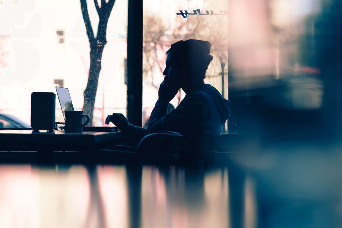 Homme dans un café qui discute au téléphone