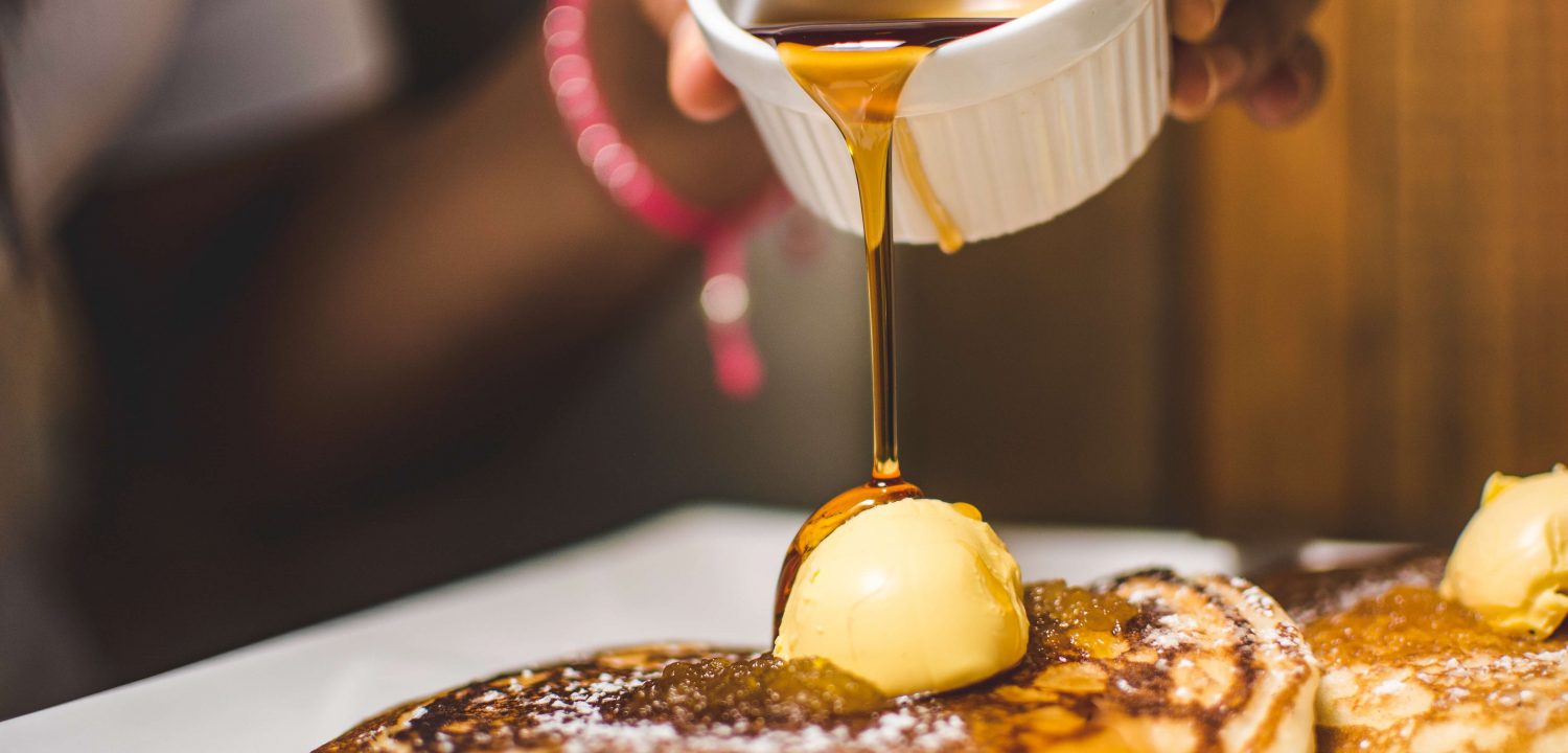 Verser du sirop d'érable sur ses pancakes