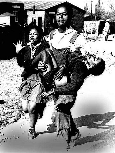 Photo mythique du jeune écolier Hector Pieterson lors des émeutes de Soweto