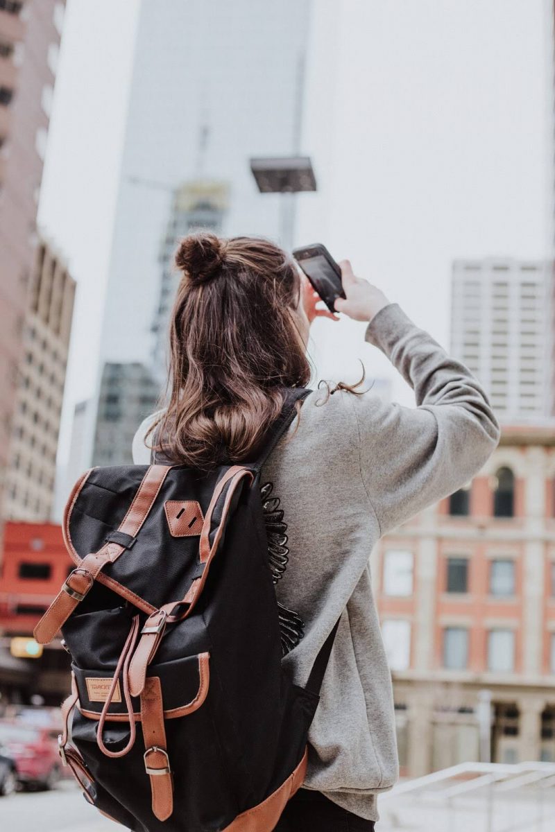 Jeune fille qui prend des photos